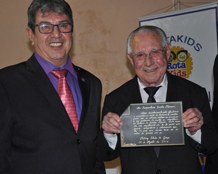 Rotary presta homenagem a Carlos Ferrari, que há 56 anos se dedica ao clube